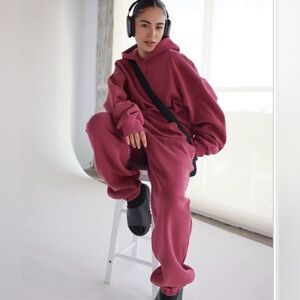 Comfrt Minimalist Sweatpants in Berry